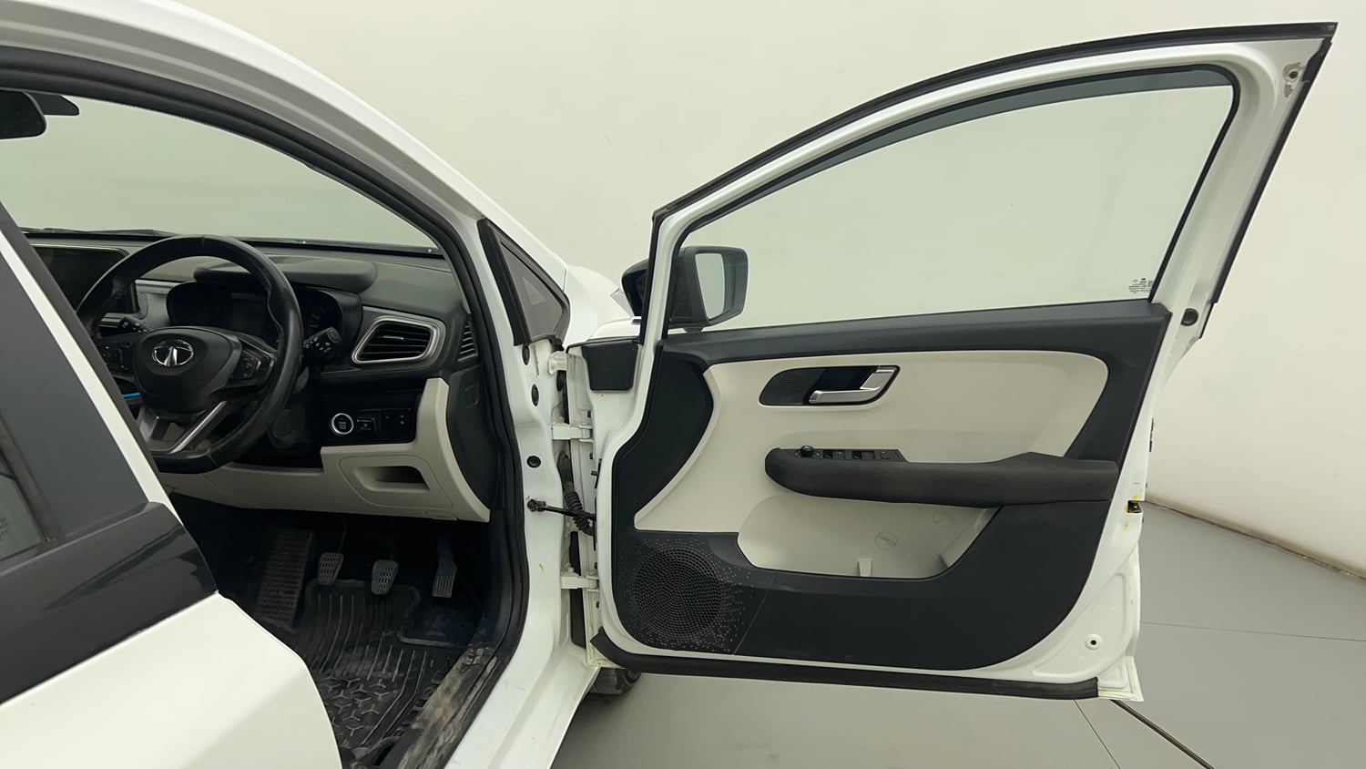 Used 2022 Tata Altroz XZ Plus Petrol+CNG (Outside Fitted) Cng Manual interior RIGHT FRONT DOOR OPEN VIEW