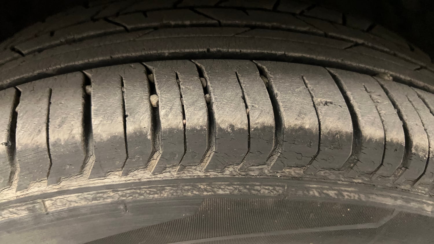 Used 2022 Hyundai New i20 Asta (O) 1.0 Turbo DCT Petrol Automatic tyres RIGHT FRONT TYRE TREAD VIEW