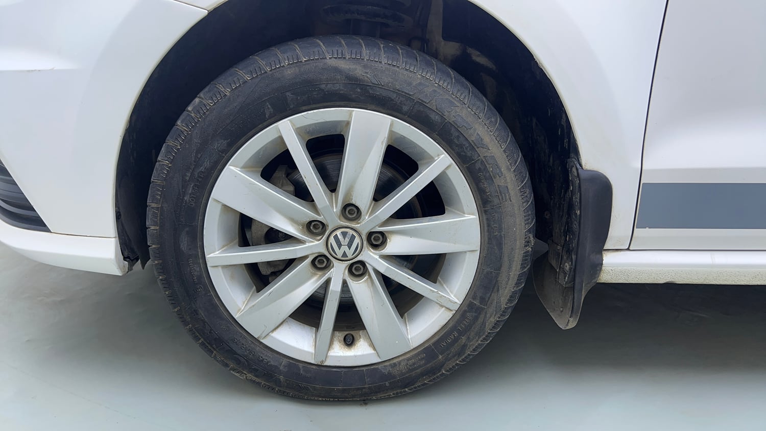 Used 2018 Volkswagen Ameo Comfortline 1.2L (P) Petrol Manual tyres LEFT FRONT TYRE RIM VIEW