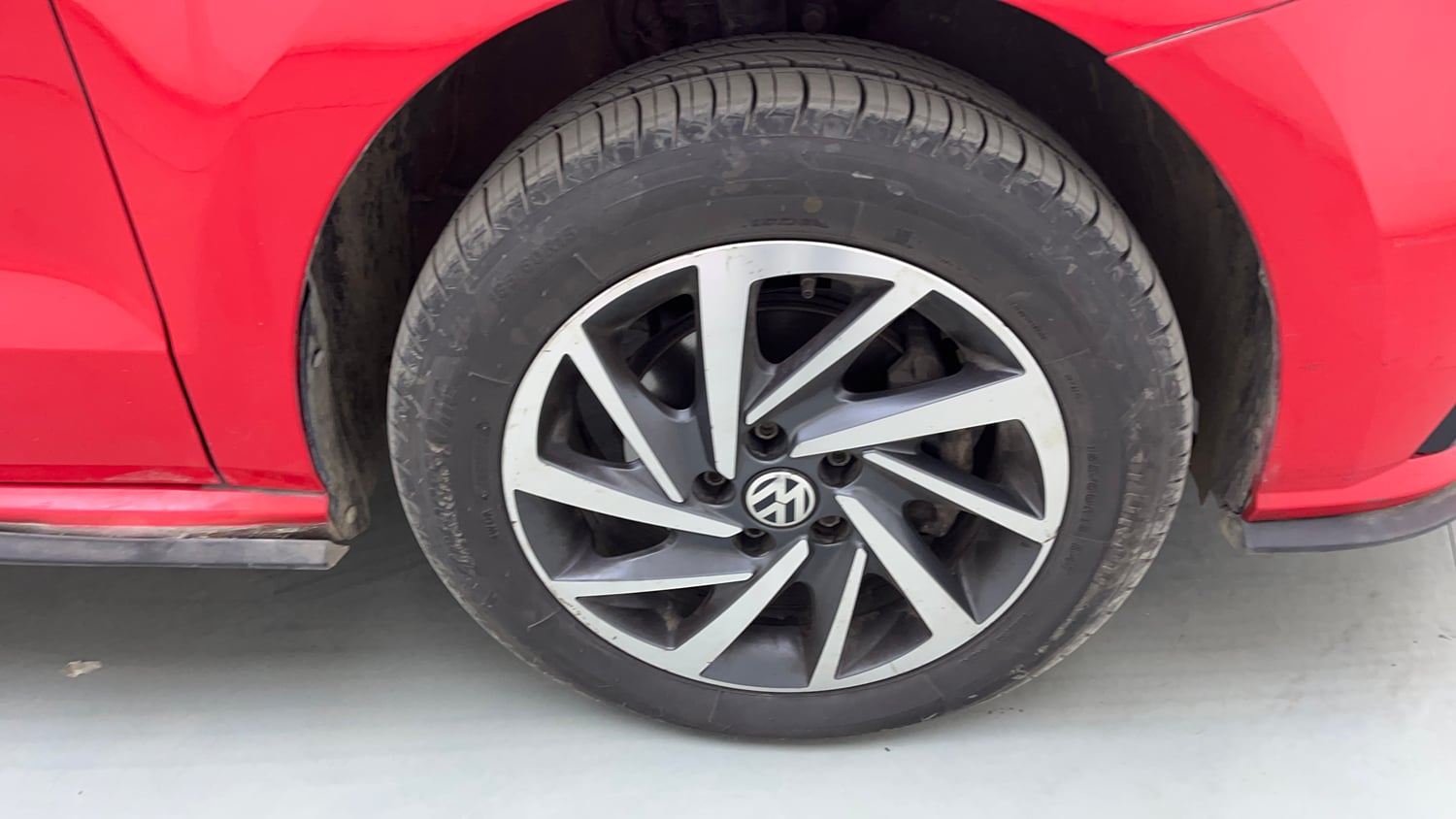 Used 2020 Volkswagen Polo Comfortline Plus 1.0L MPI Petrol Manual tyres RIGHT FRONT TYRE RIM VIEW