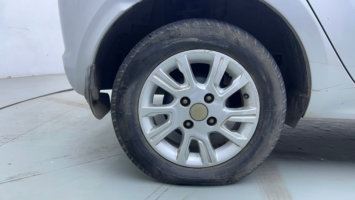 Used 2018 Tata Tiago Revotron XZA Petrol Automatic tyres RIGHT REAR TYRE RIM VIEW