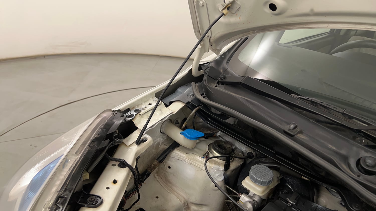 Used 2014 Maruti Suzuki Wagon R VXI Petrol Manual engine ENGINE RIGHT SIDE HINGE & APRON VIEW