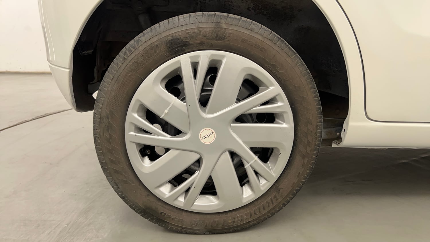 Used 2014 Maruti Suzuki Wagon R VXI Petrol Manual tyres RIGHT REAR TYRE RIM VIEW