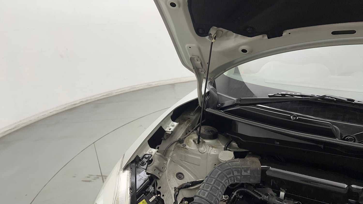 Used 2021 Maruti Suzuki Swift VXi Petrol Manual engine ENGINE RIGHT SIDE HINGE & APRON VIEW