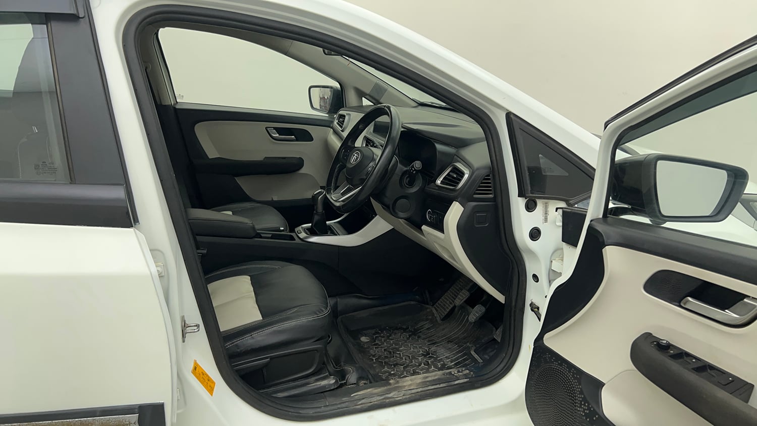 Used 2022 Tata Altroz XZ Plus Petrol+CNG (Outside Fitted) Cng Manual interior RIGHT SIDE FRONT DOOR CABIN VIEW