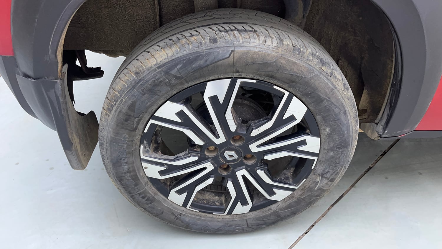 Used 2022 Renault Kiger RXZ Turbo CVT Petrol Automatic tyres RIGHT REAR TYRE RIM VIEW