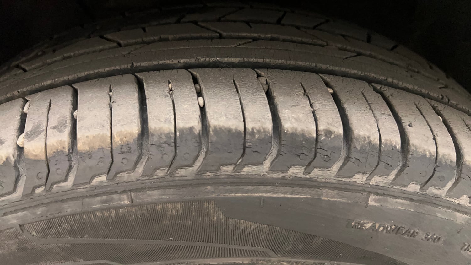Used 2022 Hyundai New i20 Asta (O) 1.0 Turbo DCT Petrol Automatic tyres LEFT FRONT TYRE TREAD VIEW
