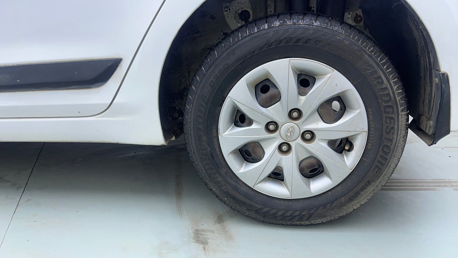 Used 2015 Hyundai Elite i20 Sportz 1.2 Petrol Manual tyres LEFT REAR TYRE RIM VIEW