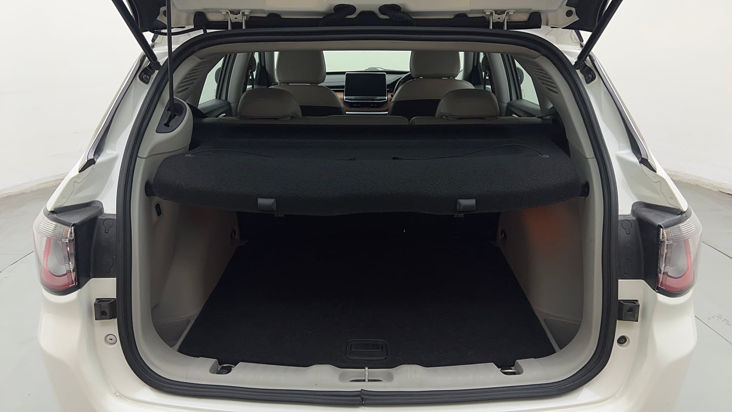 Used 2022 Jeep Compass Limited (O) 2.0 Diesel Diesel Manual interior DICKY INSIDE VIEW