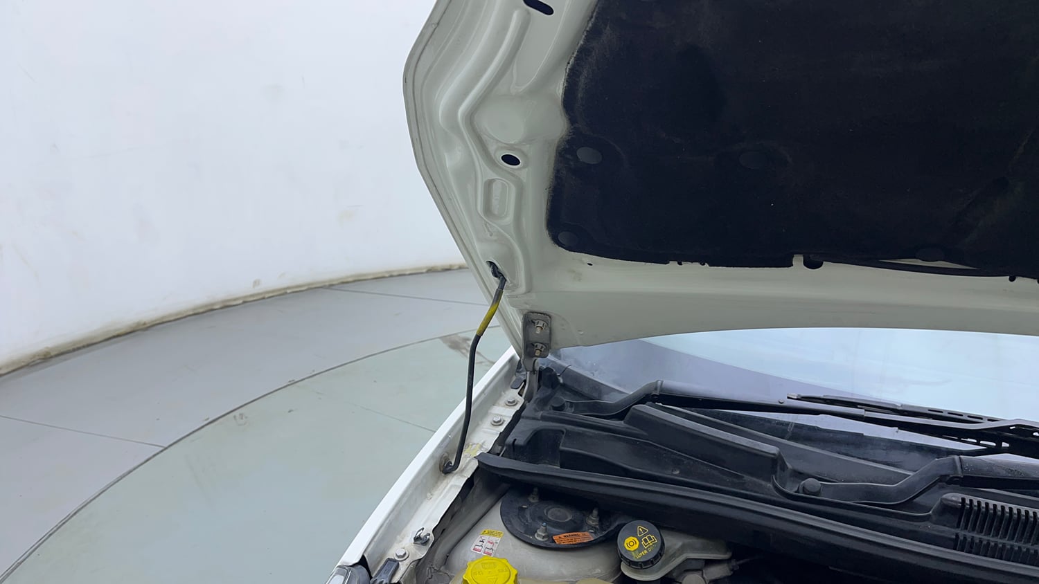 Used 2014 Ford Figo Duratorq Diesel EXI 1.4 Diesel Manual engine ENGINE RIGHT SIDE HINGE & APRON VIEW