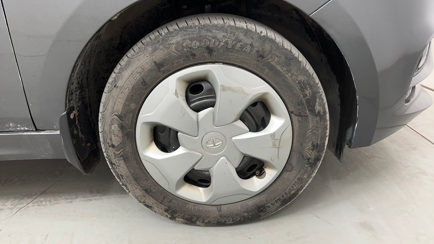 Used 2021 Tata Tiago XT Petrol Manual tyres RIGHT FRONT TYRE RIM VIEW