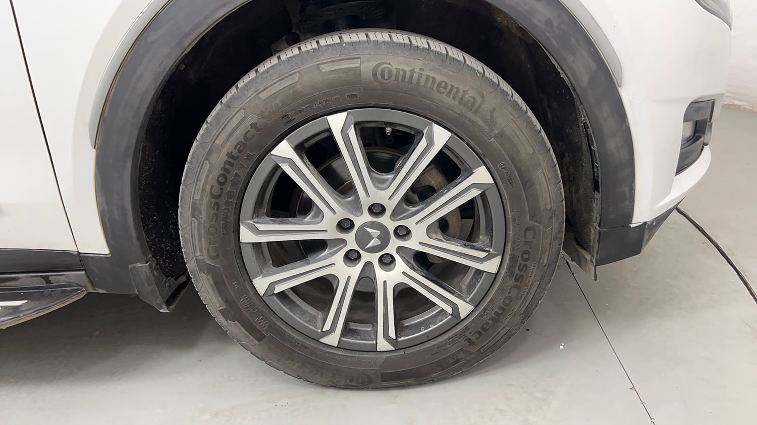 Used 2022 Mahindra XUV700 AX 7 Petrol AT 7 STR Petrol Automatic tyres RIGHT FRONT TYRE RIM VIEW