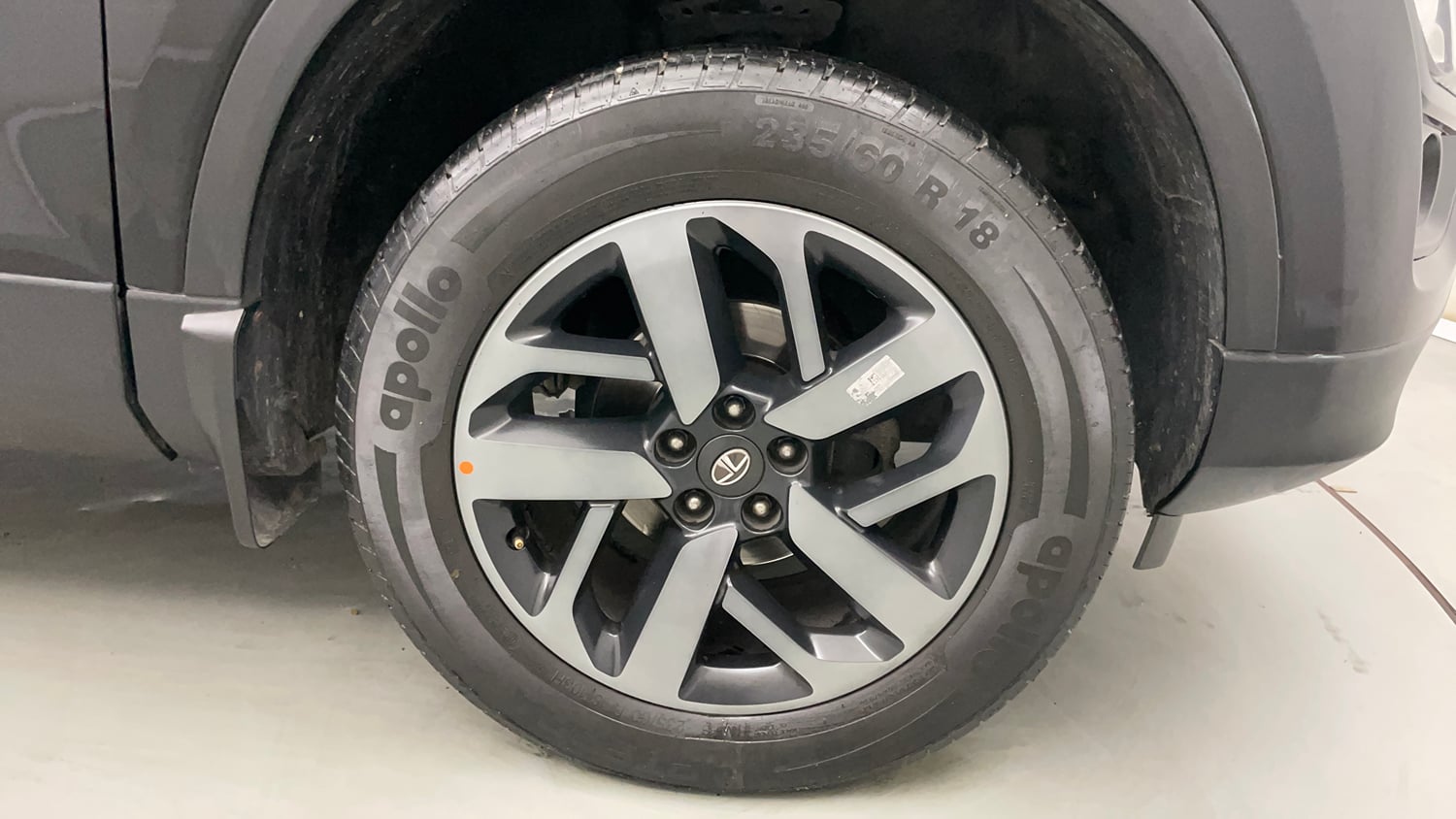Used 2024 Tata Harrier XZA Plus (O) Dark Edition Diesel Automatic tyres RIGHT FRONT TYRE RIM VIEW