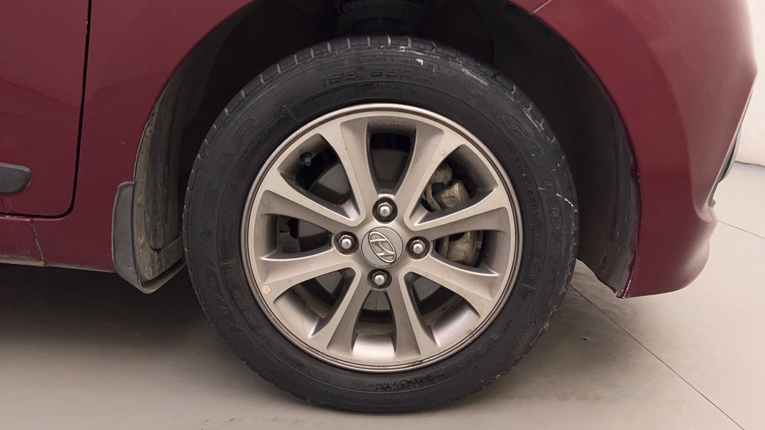 Used 2016 Hyundai Grand i10 Asta AT 1.2 Kappa VTVT (O) Petrol Automatic tyres RIGHT FRONT TYRE RIM VIEW