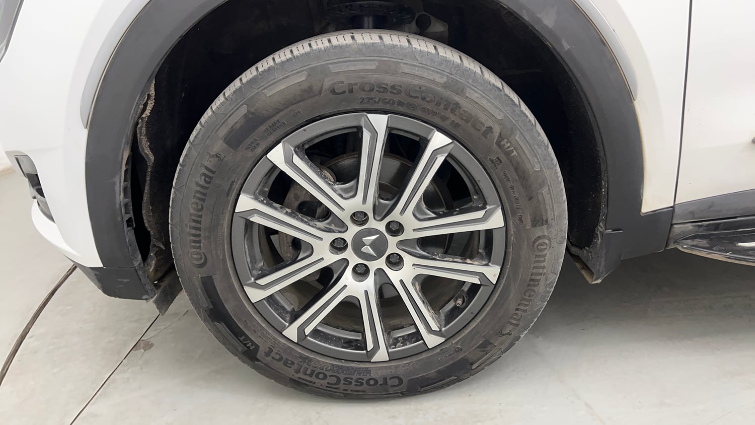 Used 2022 Mahindra XUV700 AX 7 Petrol AT 7 STR Petrol Automatic tyres LEFT FRONT TYRE RIM VIEW