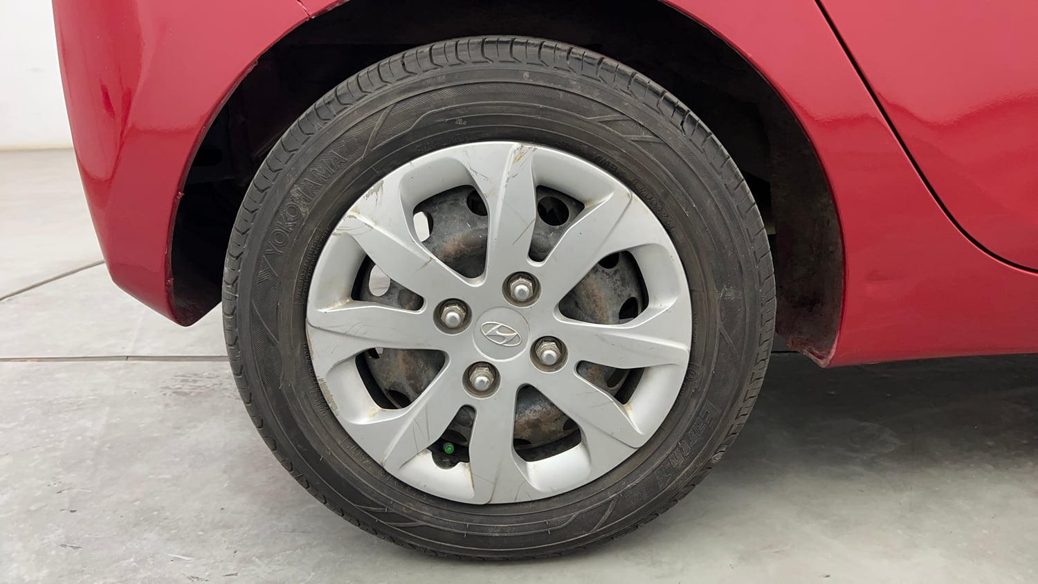 Used 2015 Hyundai Eon Magna Petrol Manual tyres RIGHT REAR TYRE RIM VIEW