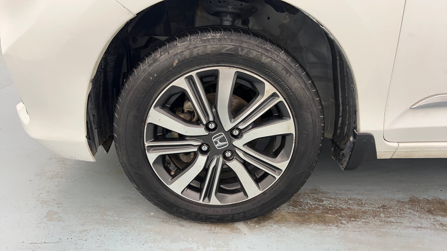 Used 2023 Honda Amaze VX 1.2 Petrol MT Petrol Manual tyres LEFT FRONT TYRE RIM VIEW