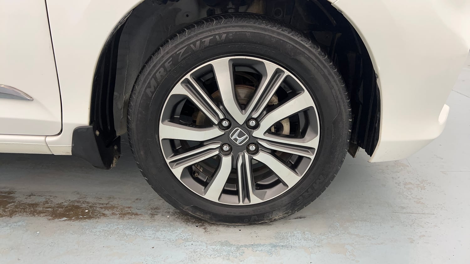 Used 2023 Honda Amaze VX 1.2 Petrol MT Petrol Manual tyres RIGHT FRONT TYRE RIM VIEW