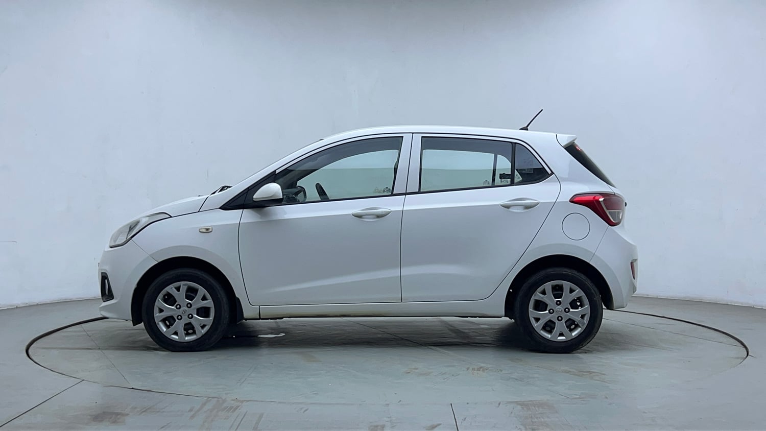 Used 2013 Hyundai Grand i10 Magna 1.2 Kappa VTVT Petrol Manual exterior LEFT SIDE VIEW