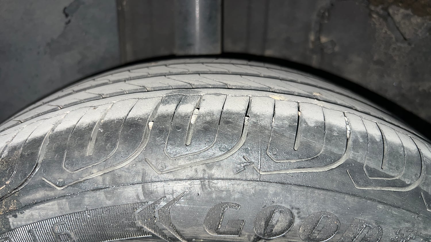 Used 2022 Tata Altroz XZA Petrol Petrol Automatic tyres RIGHT REAR TYRE TREAD VIEW