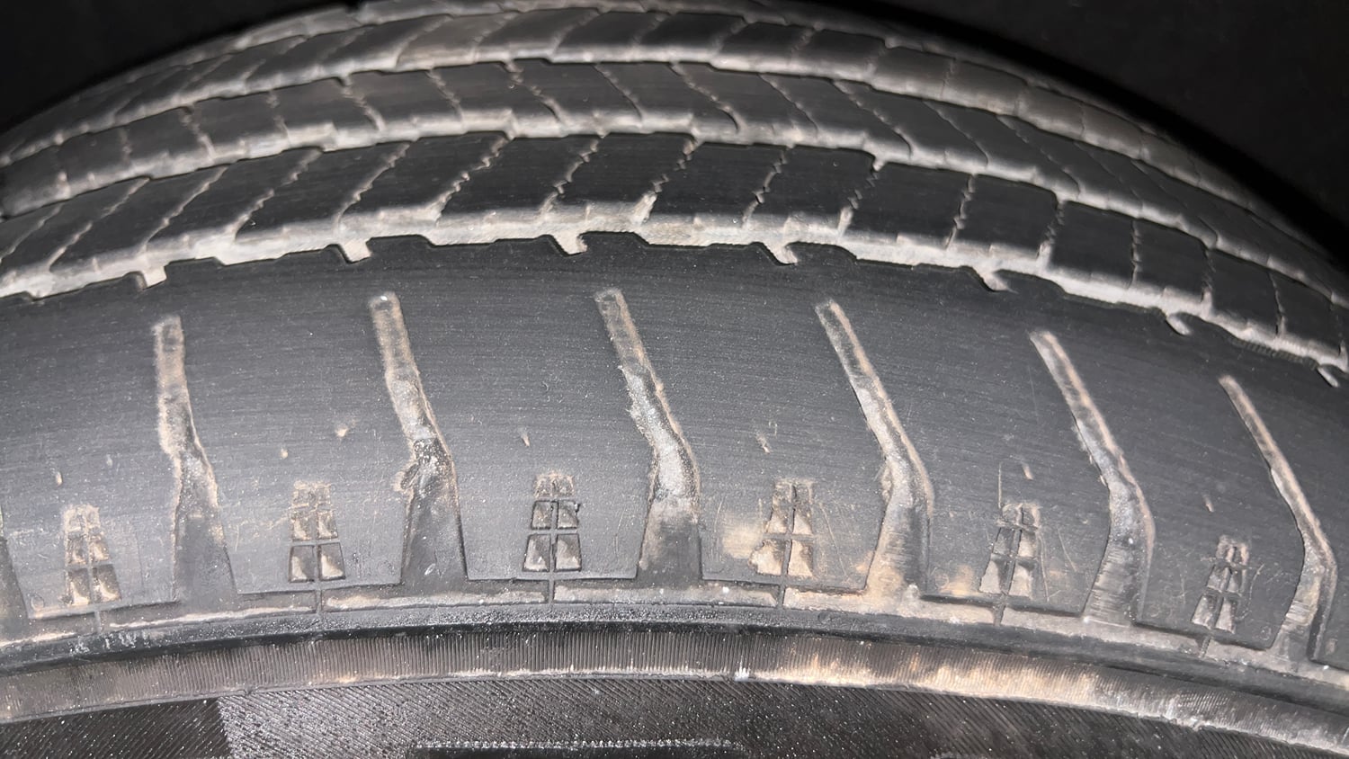 Used 2022 Mahindra Scorpio N Z8 L Petrol AT 7 STR Petrol Automatic tyres RIGHT REAR TYRE TREAD VIEW