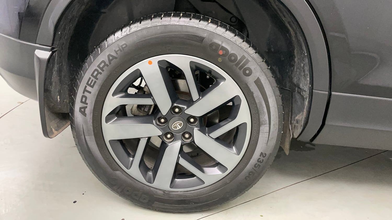 Used 2024 Tata Harrier XZA Plus (O) Dark Edition Diesel Automatic tyres RIGHT REAR TYRE RIM VIEW