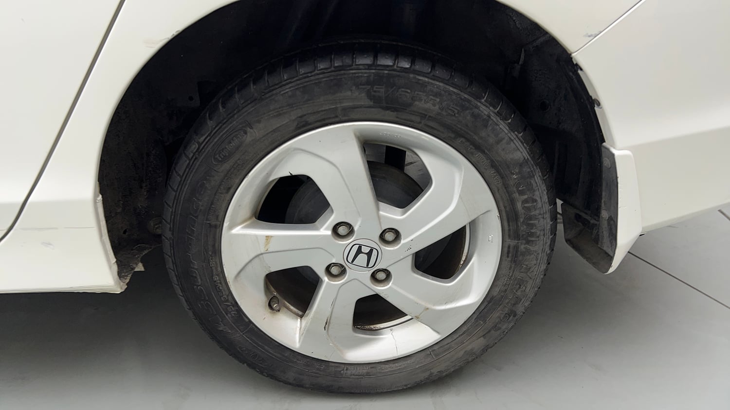 Used 2017 Honda City V Petrol Manual tyres LEFT REAR TYRE RIM VIEW