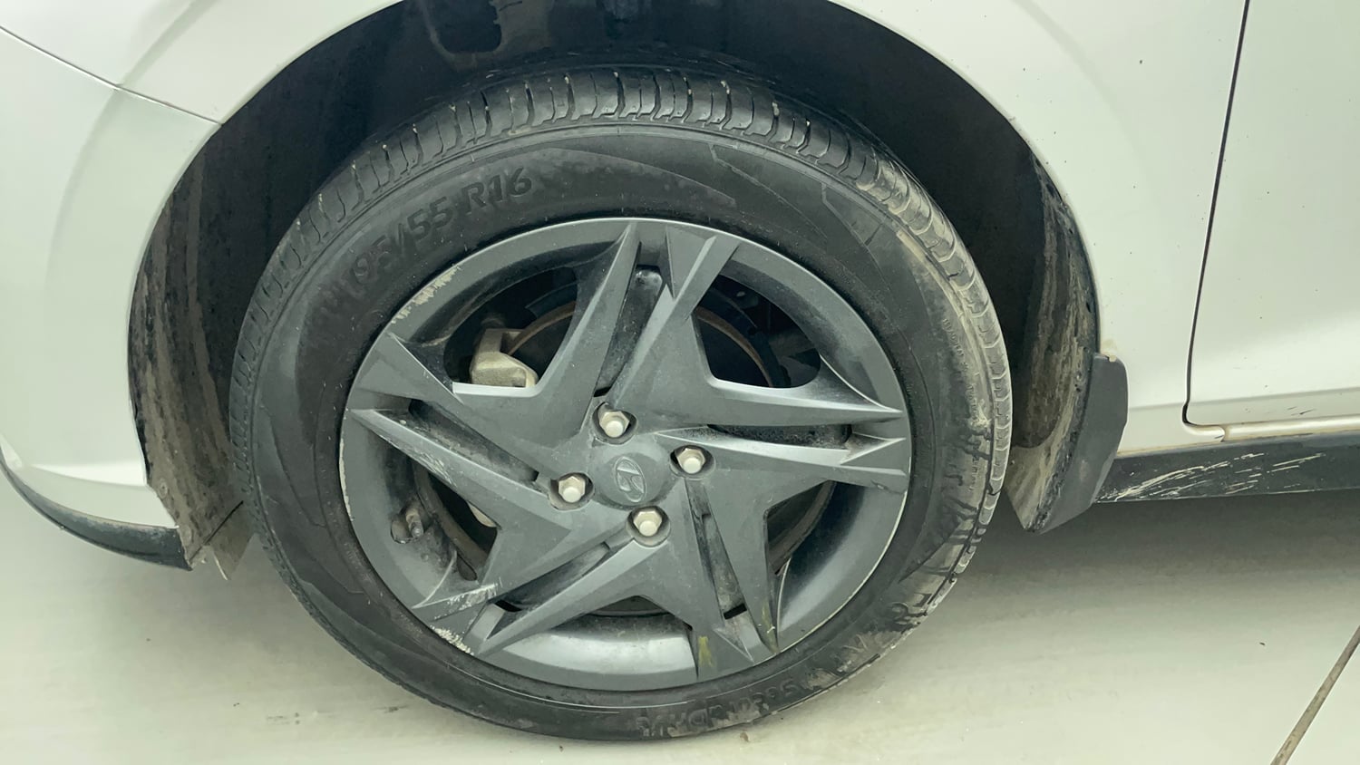 Used 2023 Hyundai i20 Sportz 1.2 MT Dual Tone Petrol Manual tyres LEFT FRONT TYRE RIM VIEW