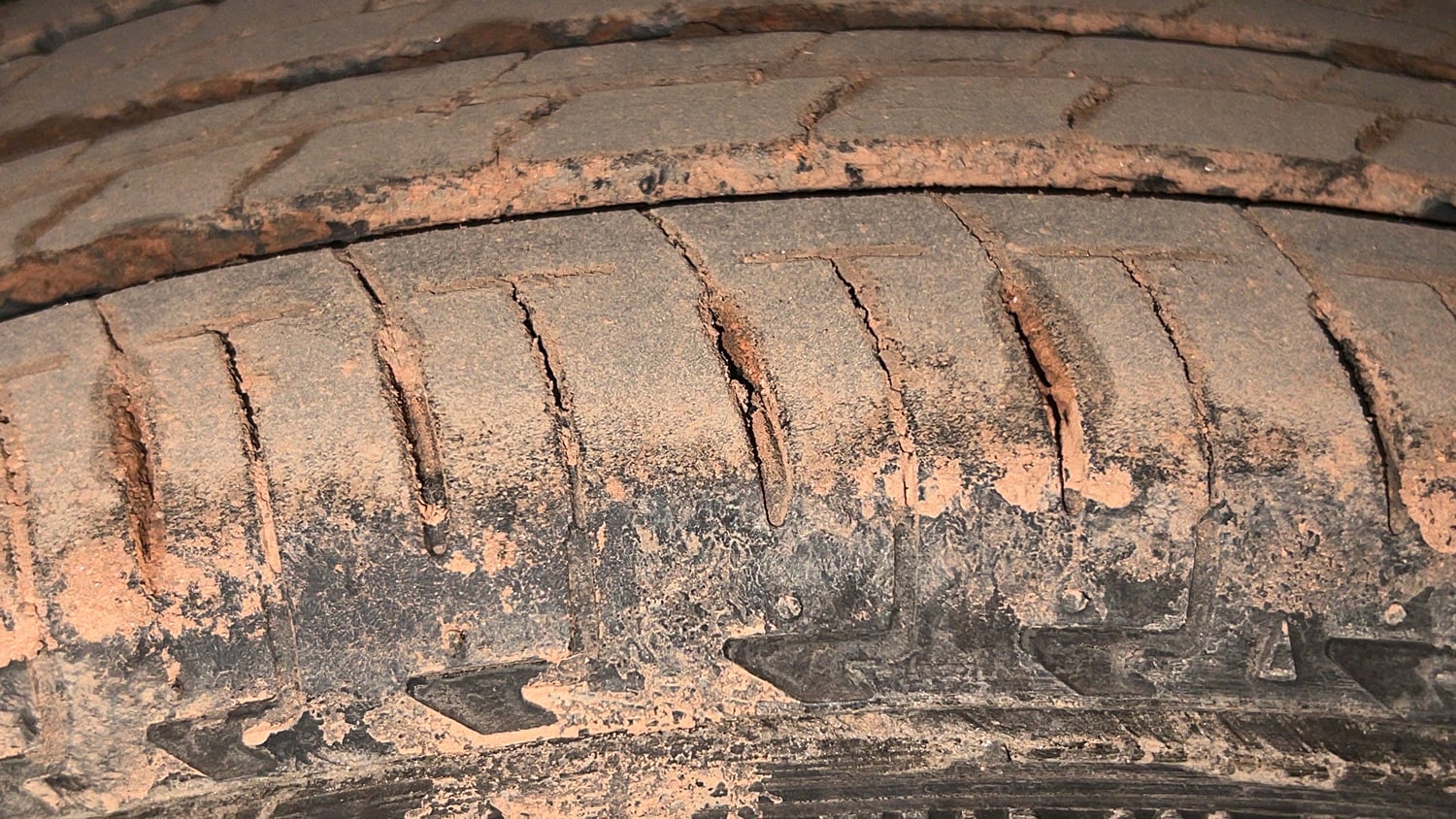 Used 2023 Maruti Suzuki Ignis Zeta 1.2 MT Petrol Manual tyres LEFT FRONT TYRE TREAD VIEW