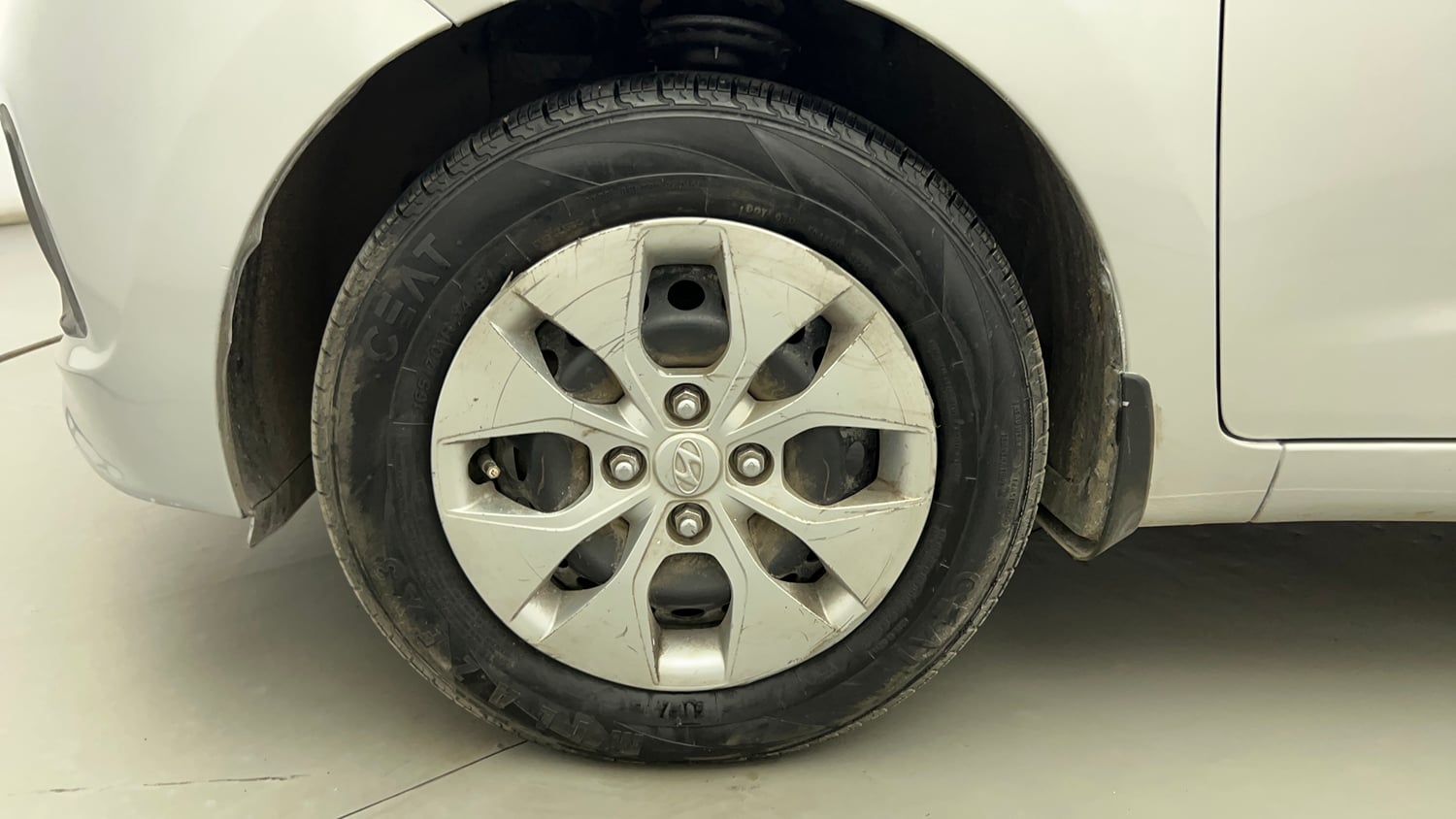 Used 2014 Hyundai Xcent Base 1.2 Petrol Manual tyres LEFT FRONT TYRE RIM VIEW