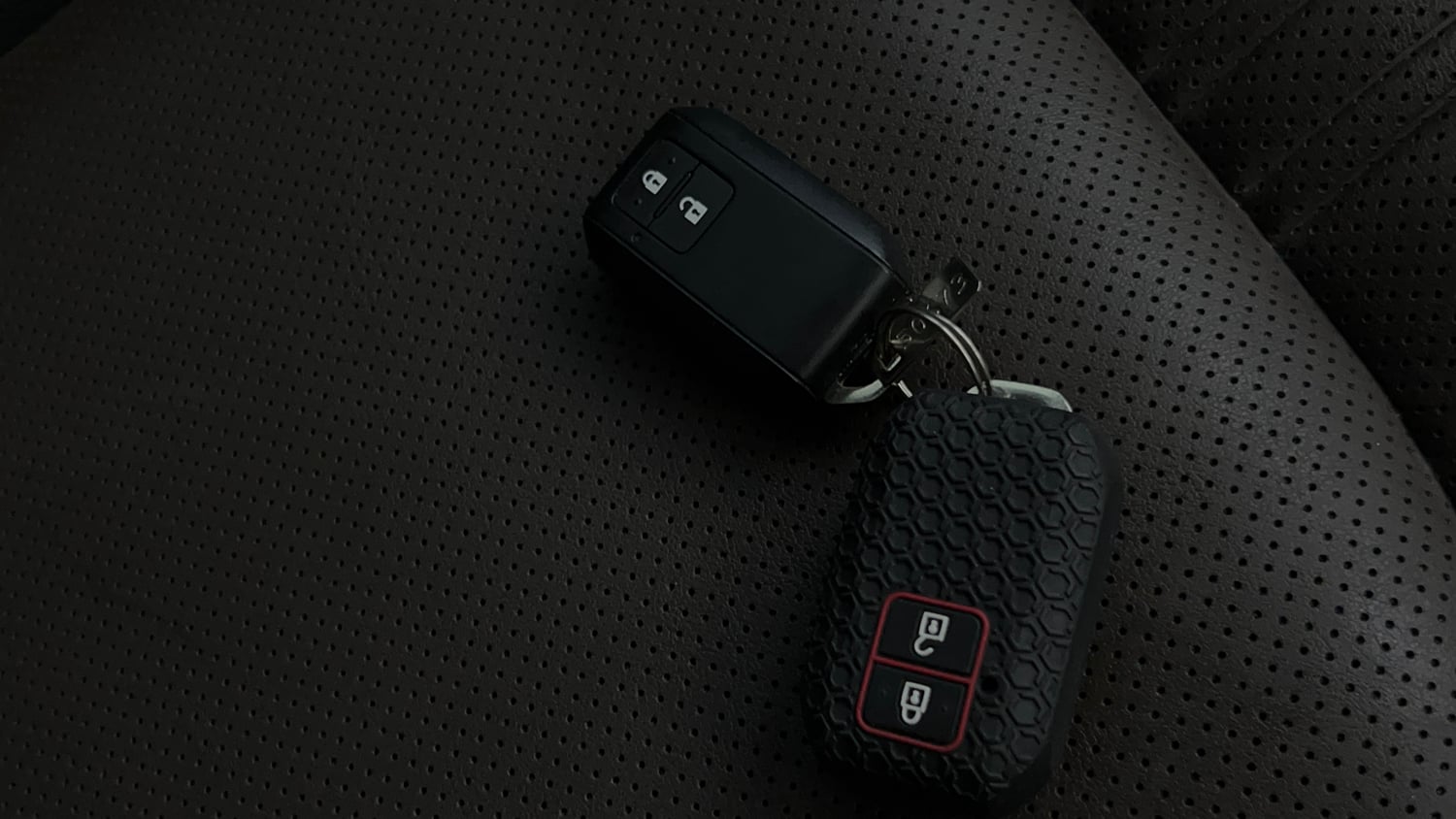 Used 2024 Toyota Urban Cruiser Hyryder V Hybrid Dual Tone Hybrid Automatic extra CAR KEY VIEW