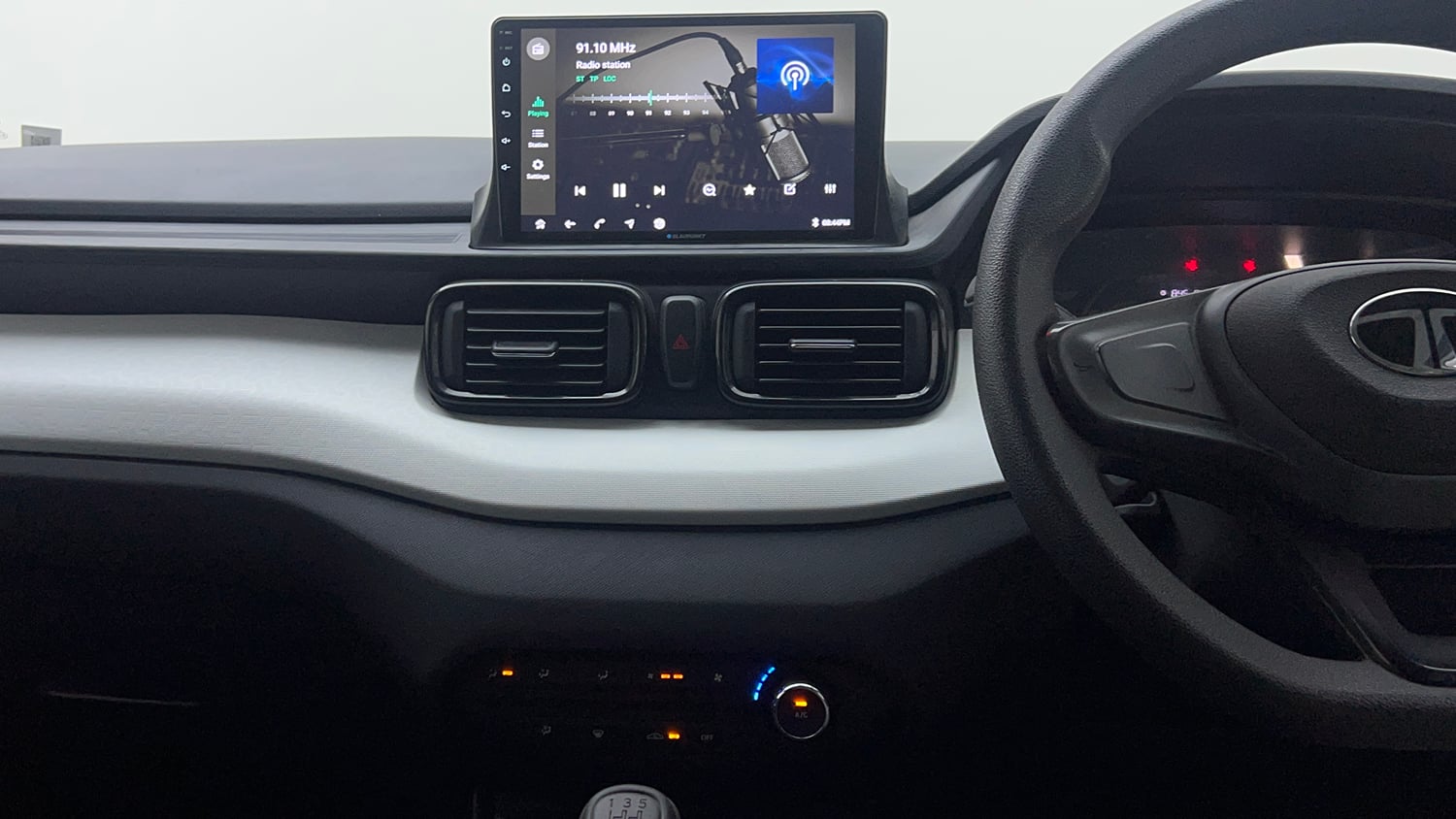 Used 2025 Tata Punch Pure CNG Cng Manual interior MUSIC SYSTEM & AC CONTROL VIEW