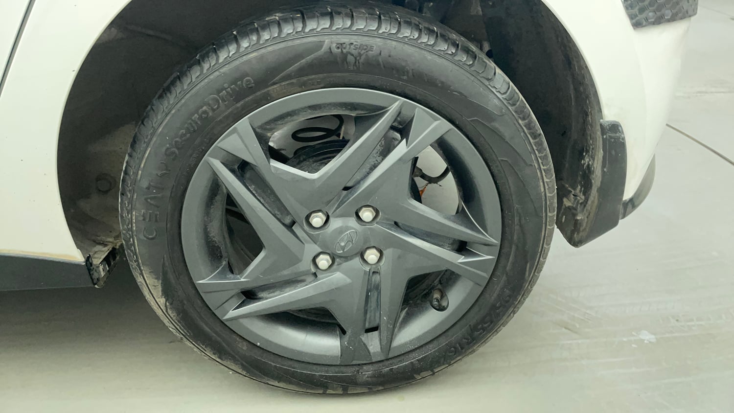Used 2023 Hyundai i20 Sportz 1.2 MT Dual Tone Petrol Manual tyres LEFT REAR TYRE RIM VIEW