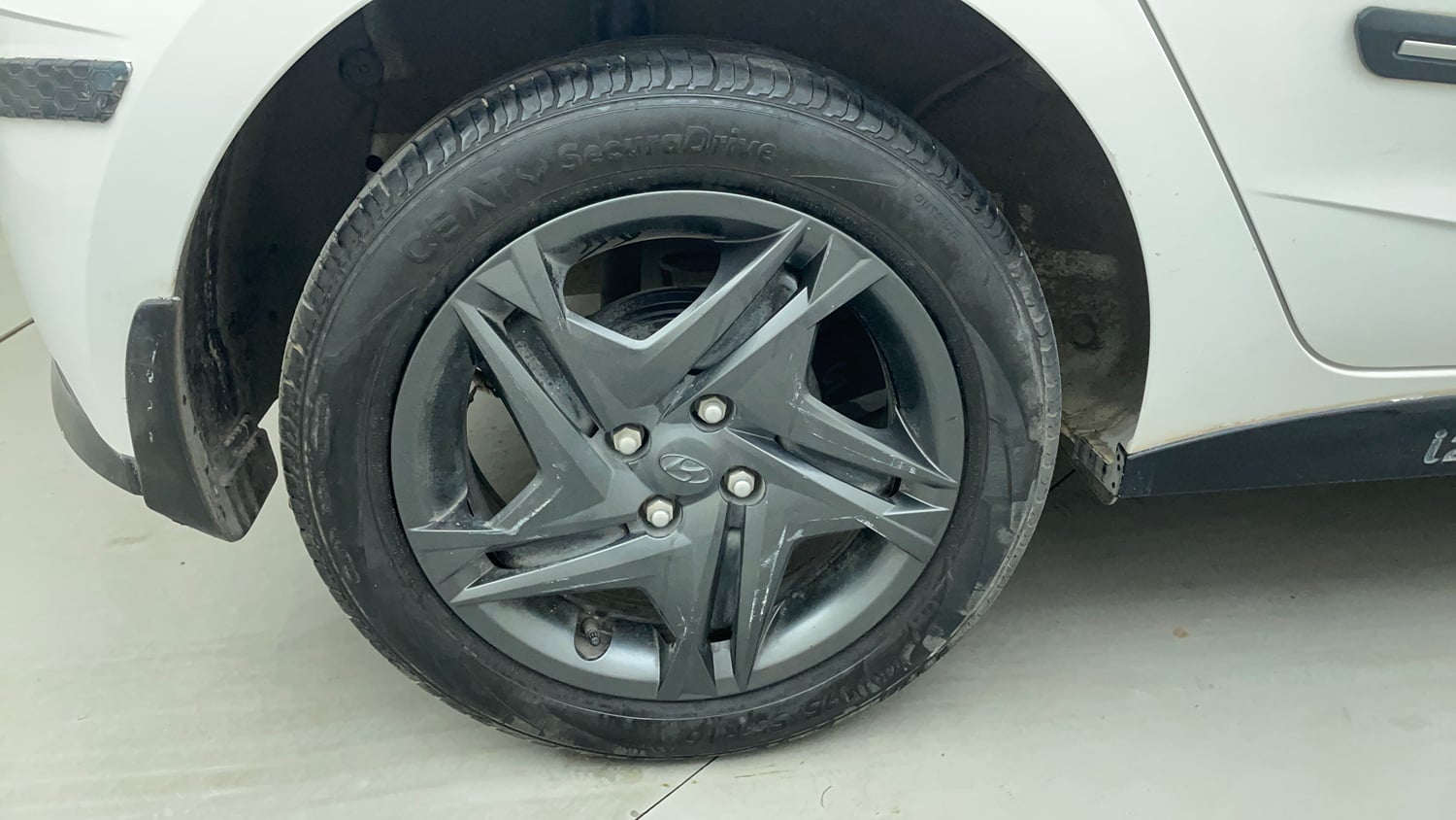 Used 2023 Hyundai i20 Sportz 1.2 MT Dual Tone Petrol Manual tyres RIGHT REAR TYRE RIM VIEW