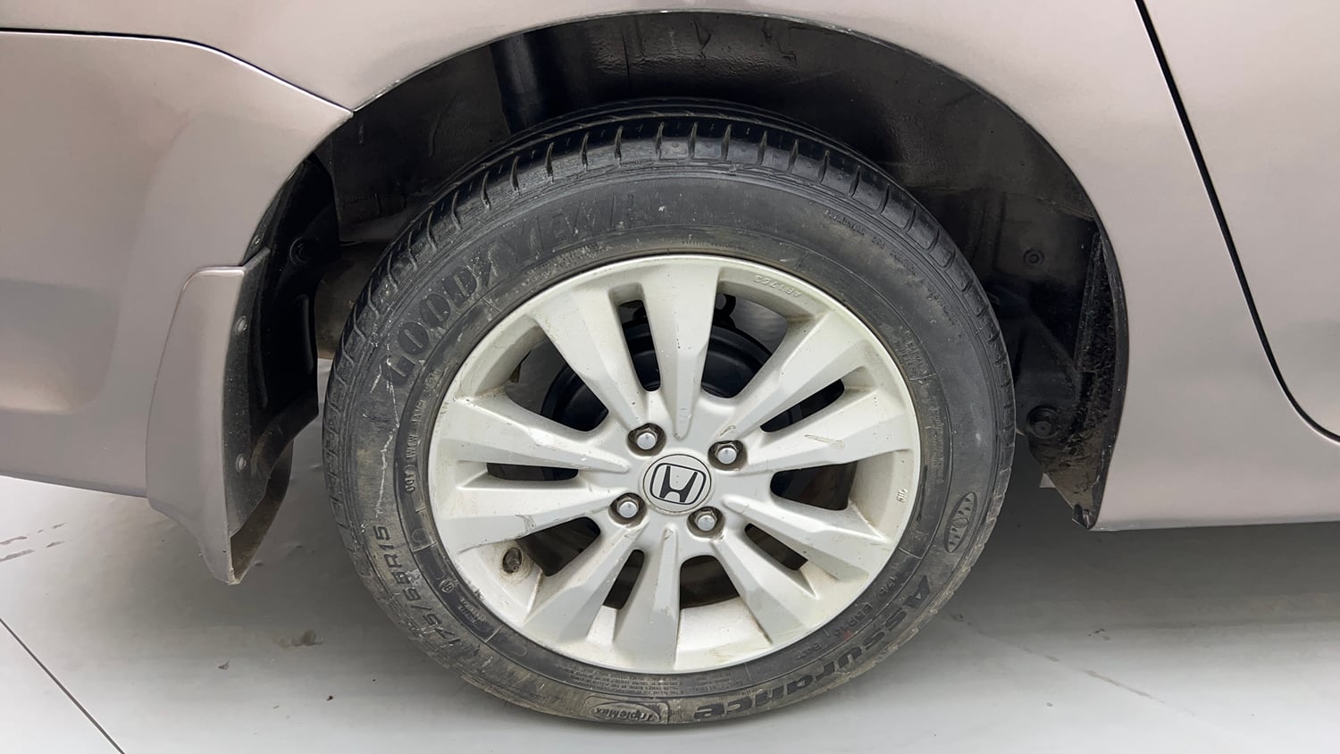 Used 2013 Honda City V MT AVN Petrol Manual tyres RIGHT REAR TYRE RIM VIEW