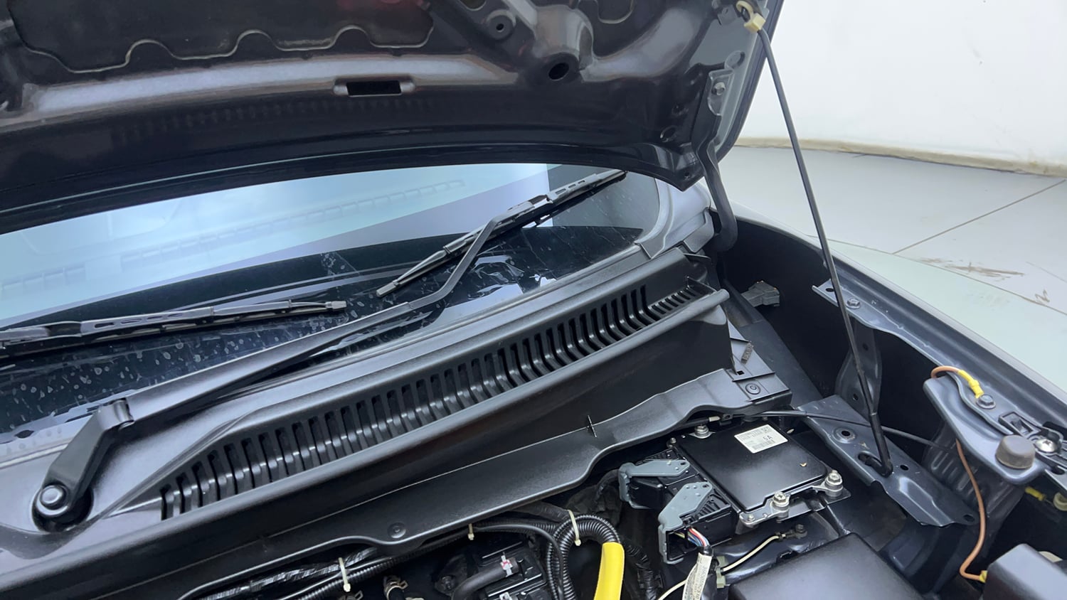 Used 2020 Maruti Suzuki S-Presso VXi Petrol Manual engine ENGINE LEFT SIDE HINGE & APRON VIEW