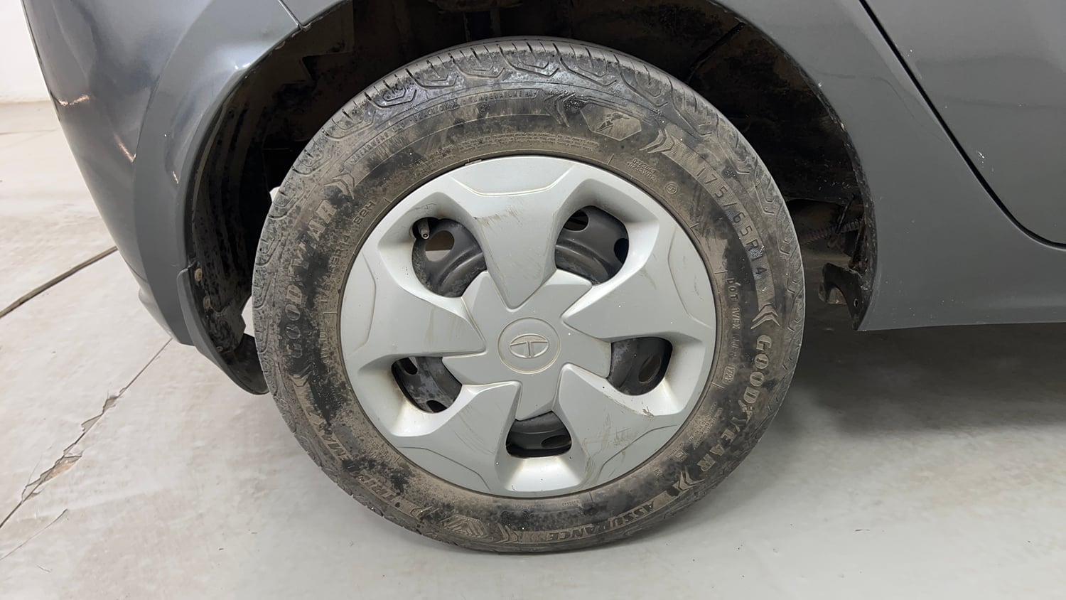 Used 2021 Tata Tiago XT Petrol Manual tyres RIGHT REAR TYRE RIM VIEW