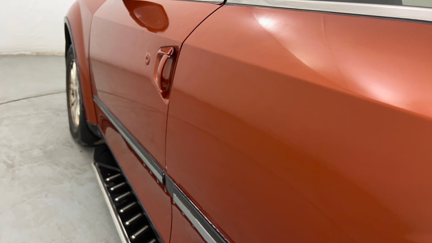 Used 2016 Mahindra XUV500 W10 AT Diesel Automatic dents MINOR SCRATCH