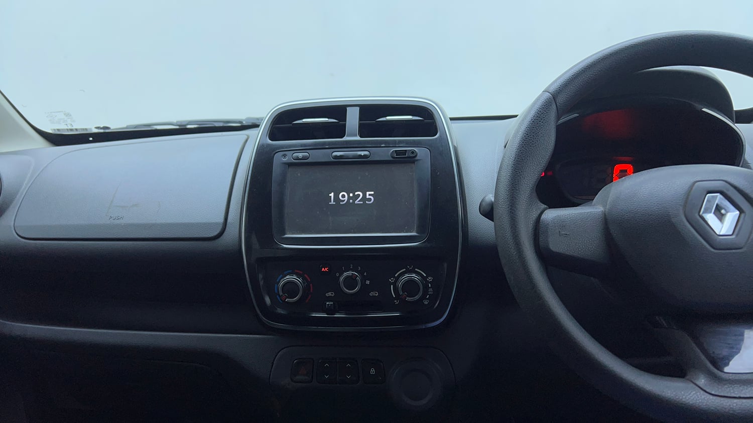 Used 2016 Renault Kwid 1.0 RXT Petrol Manual top_features Touch screen infotainment system