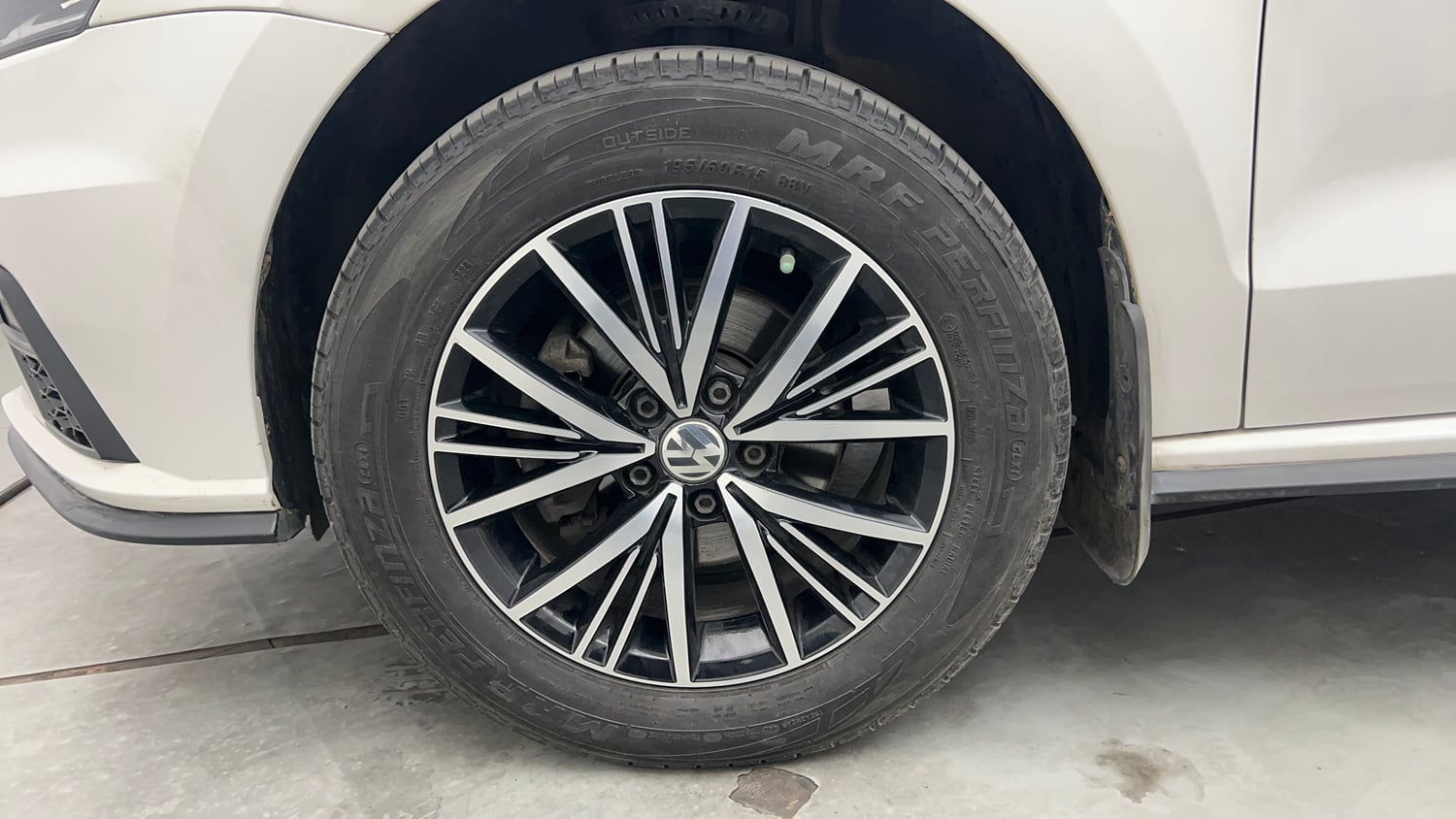 Used 2022 Volkswagen Vento Highline 1.0L TSI Petrol Manual tyres LEFT FRONT TYRE RIM VIEW