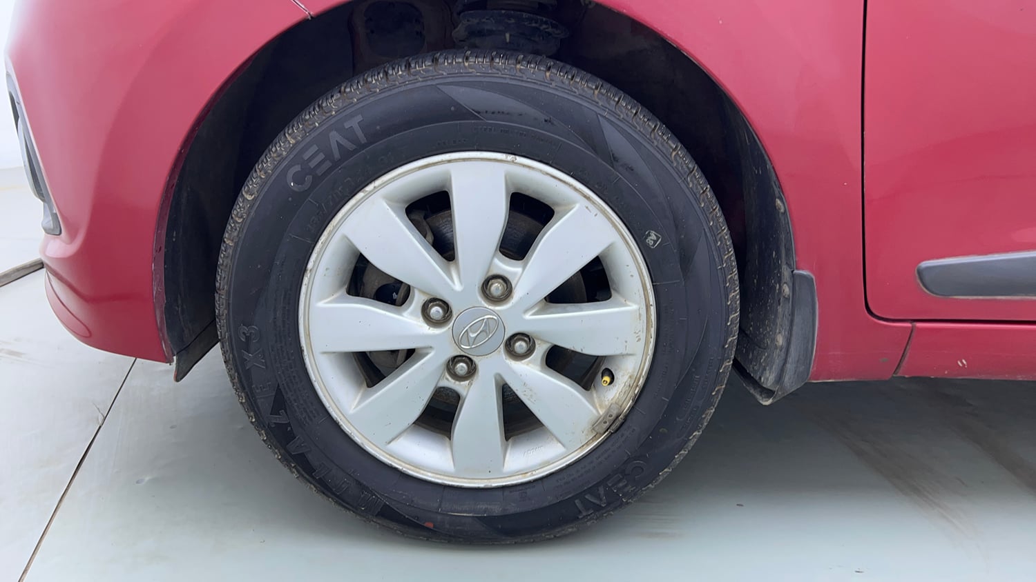 Used 2015 Hyundai Xcent SX 1.2 Petrol Manual tyres LEFT FRONT TYRE RIM VIEW