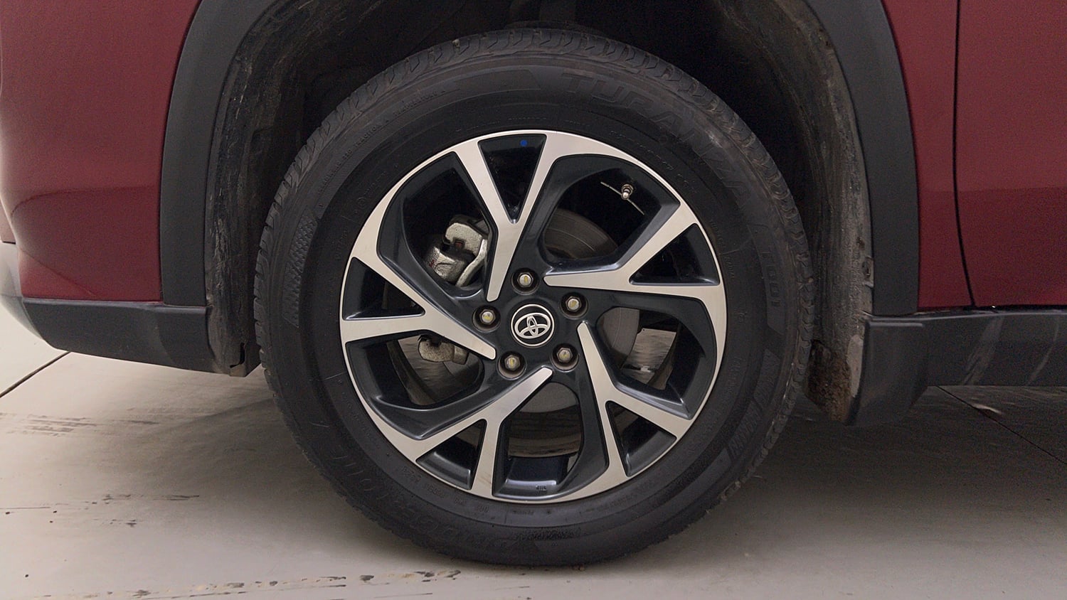 Used 2024 Toyota Urban Cruiser Hyryder V Hybrid Dual Tone Hybrid Automatic tyres LEFT FRONT TYRE RIM VIEW