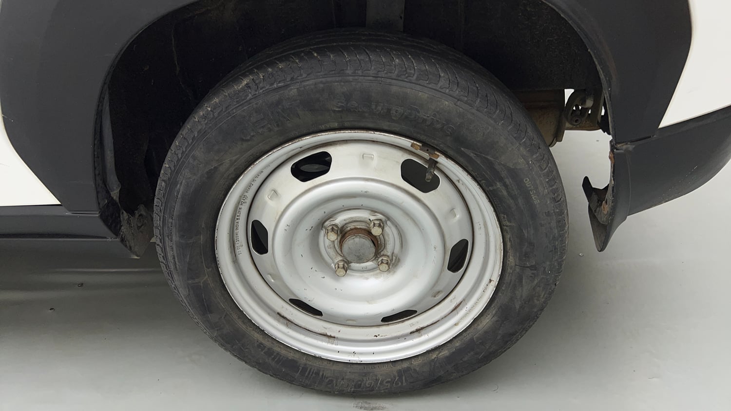 Used 2023 Nissan Magnite XE Petrol Manual tyres LEFT REAR TYRE RIM VIEW