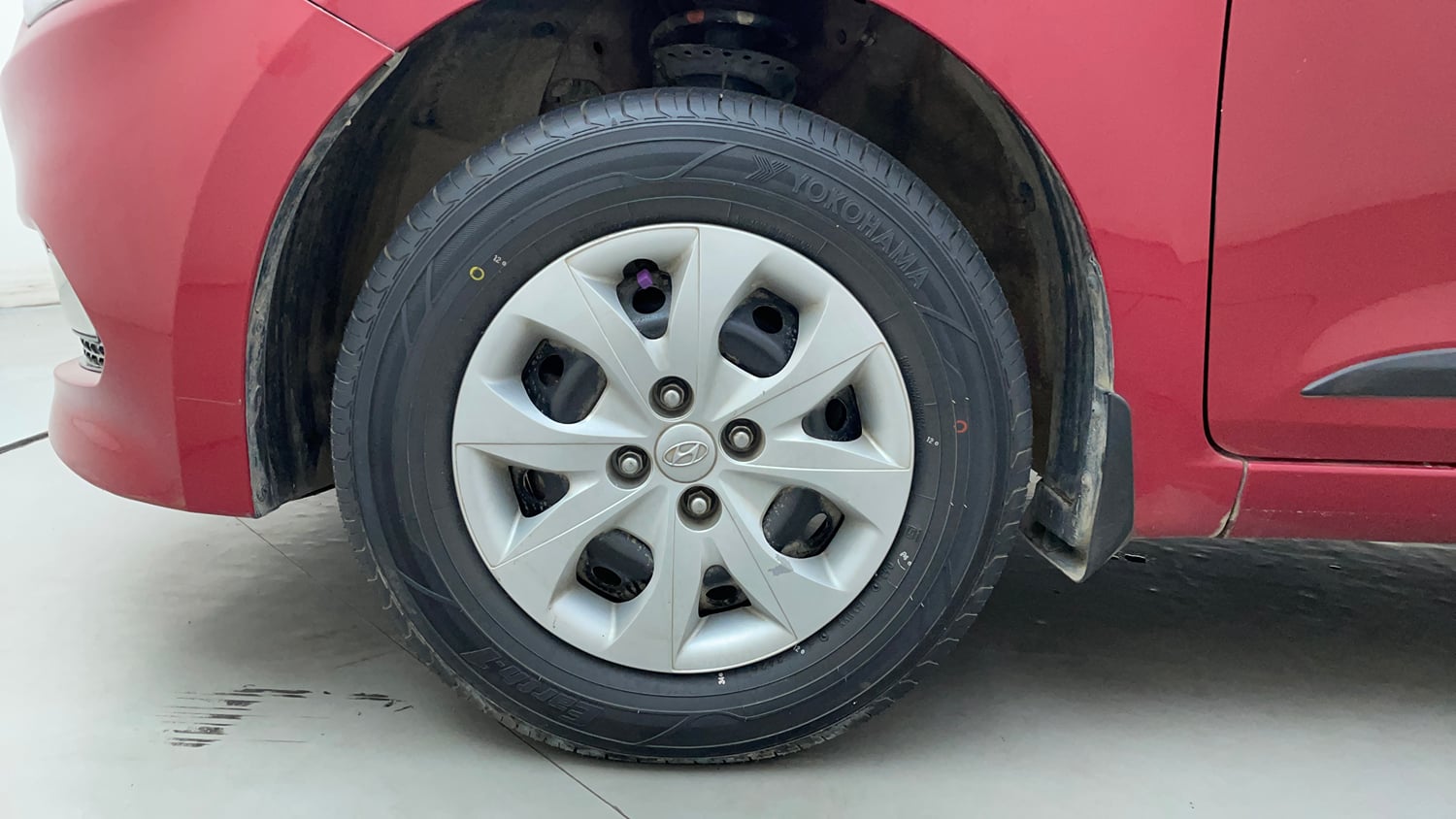 Used 2016 Hyundai Elite i20 Sportz 1.2 Petrol Manual tyres LEFT FRONT TYRE RIM VIEW