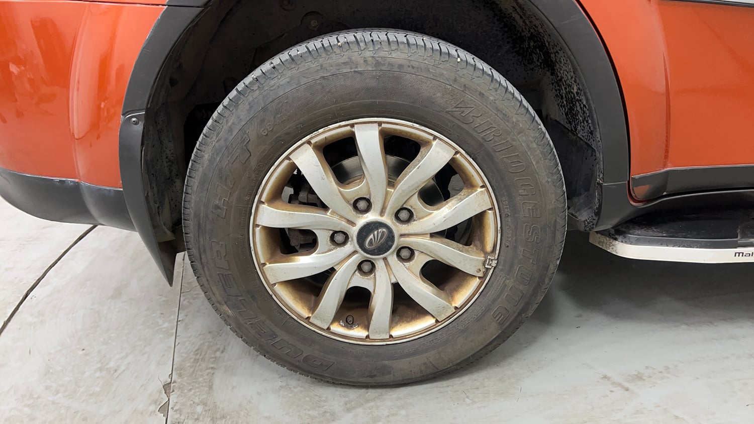 Used 2016 Mahindra XUV500 W10 AT Diesel Automatic tyres RIGHT REAR TYRE RIM VIEW