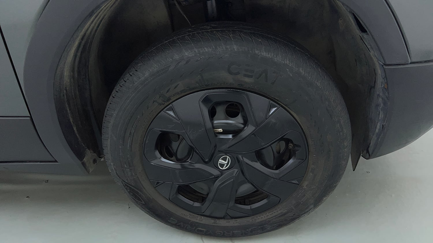 Used 2023 Tata Punch Adventure Rhythm iCNG Cng Manual tyres RIGHT FRONT TYRE RIM VIEW