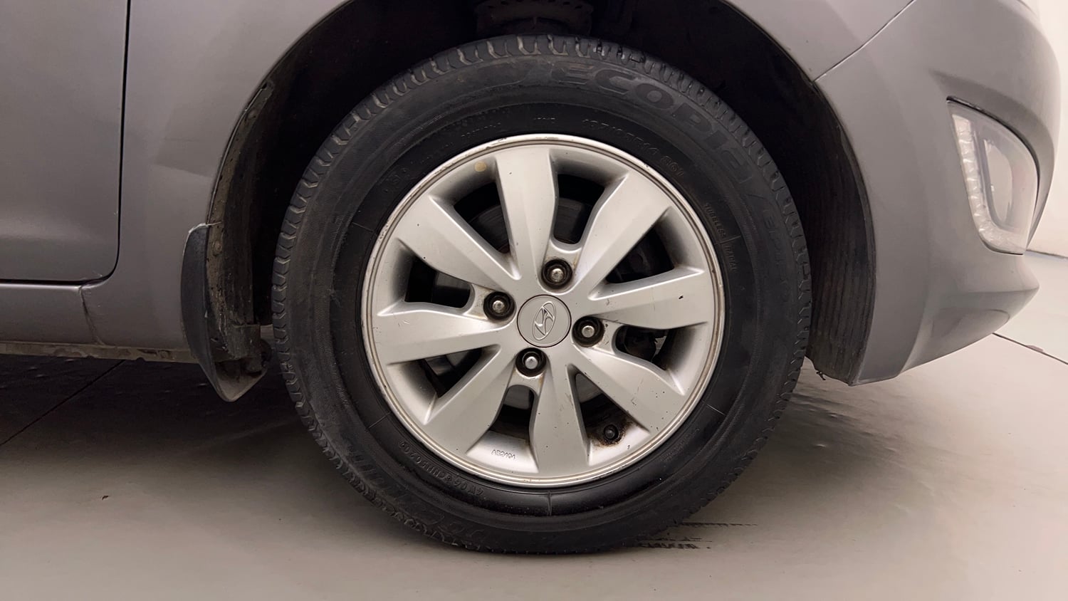 Used 2014 Hyundai i20 Sportz 1.2 Petrol Manual tyres RIGHT FRONT TYRE RIM VIEW