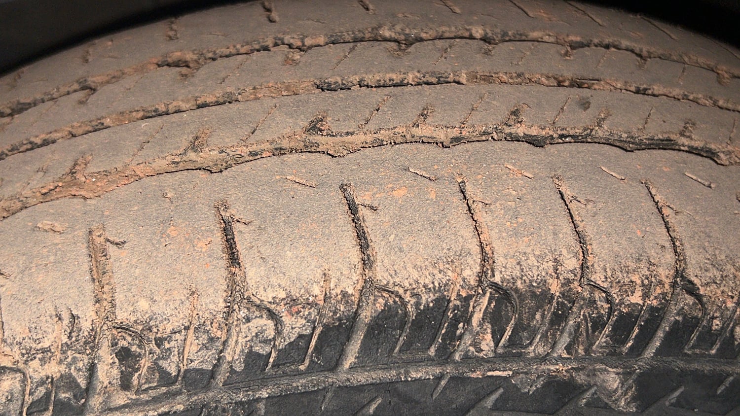 Used 2015 Maruti Suzuki Swift LXi Petrol Manual tyres LEFT FRONT TYRE TREAD VIEW