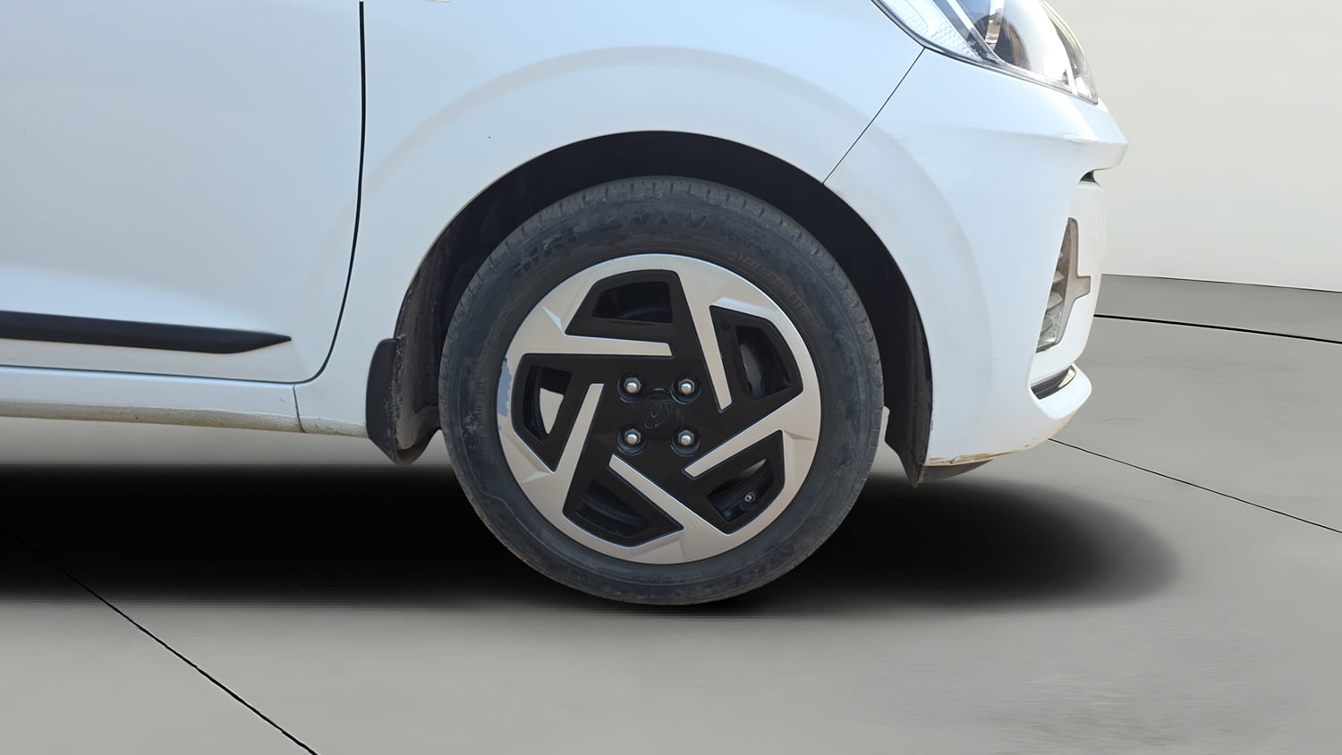 Used 2023 Hyundai Grand i10 Nios Sportz AMT 1.2 Kappa VTVT Petrol Automatic tyres RIGHT FRONT TYRE RIM VIEW