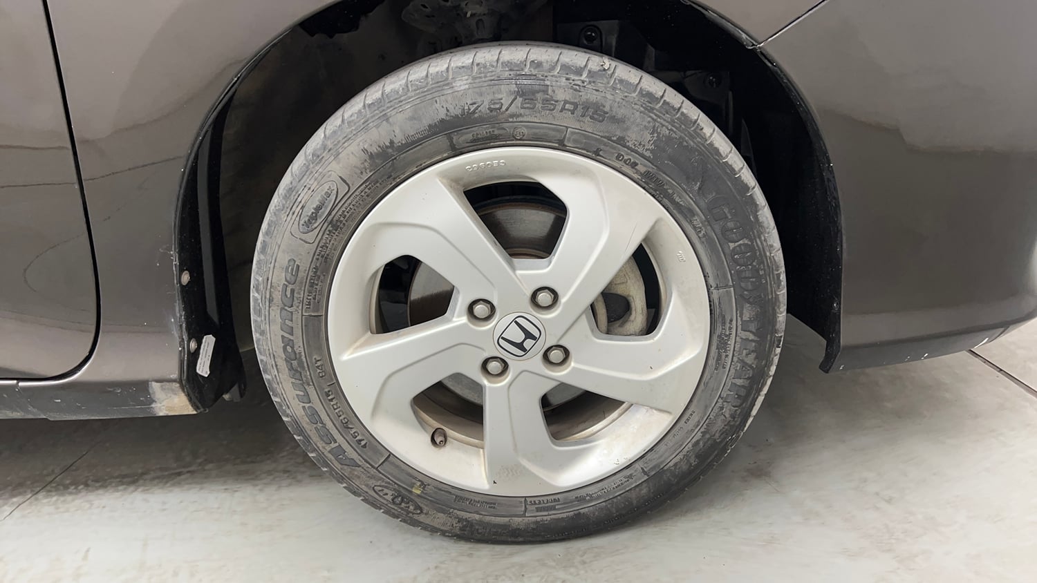 Used 2016 Honda City V Petrol Manual tyres RIGHT FRONT TYRE RIM VIEW